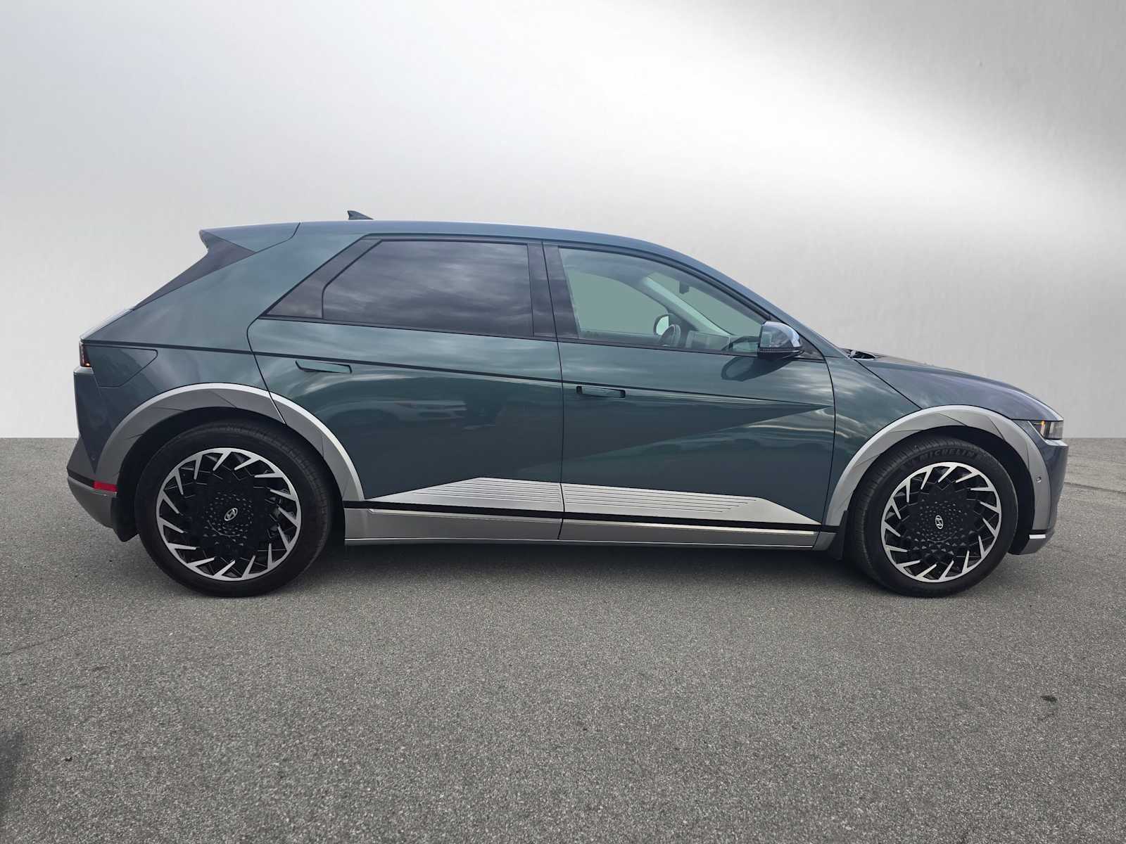 Used 2024 Hyundai Ioniq 5 Limited image 2