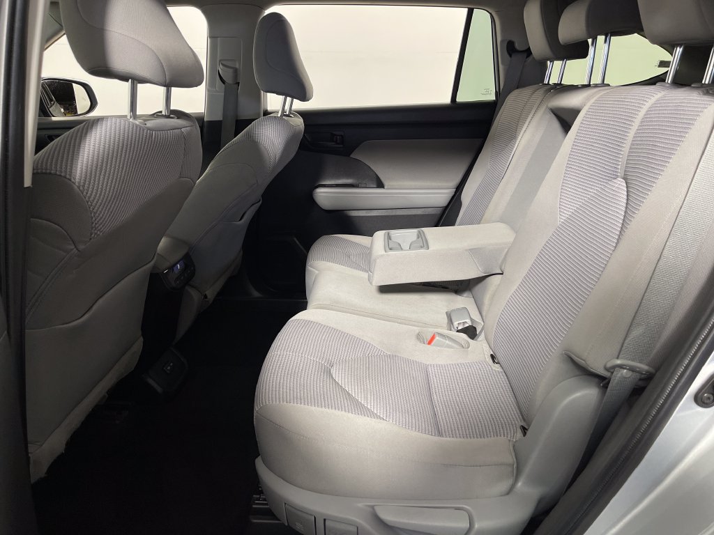 Used 2022 Toyota Highlander LE AWD/4WD image 13