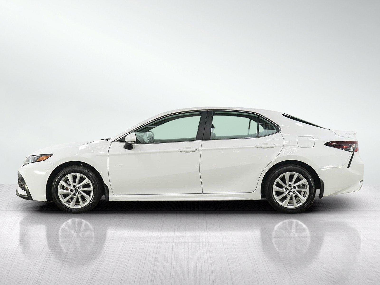 Used 2024 Toyota Camry SE FWD image 2