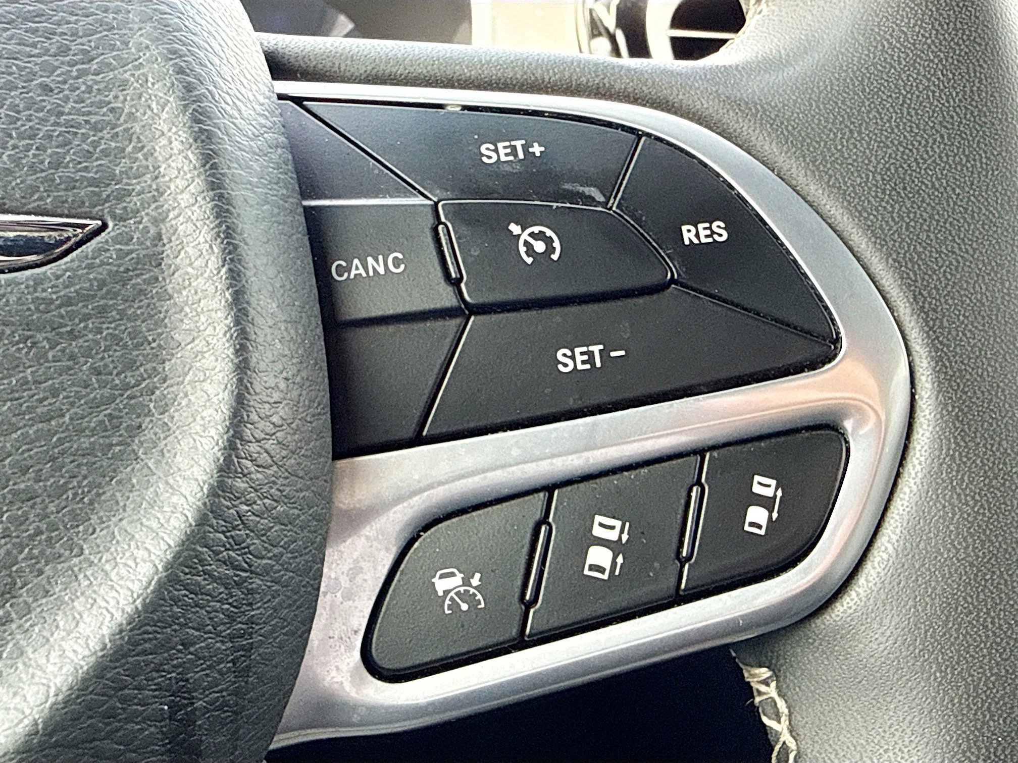Used 2025 Chrysler Pacifica Select FWD image 35