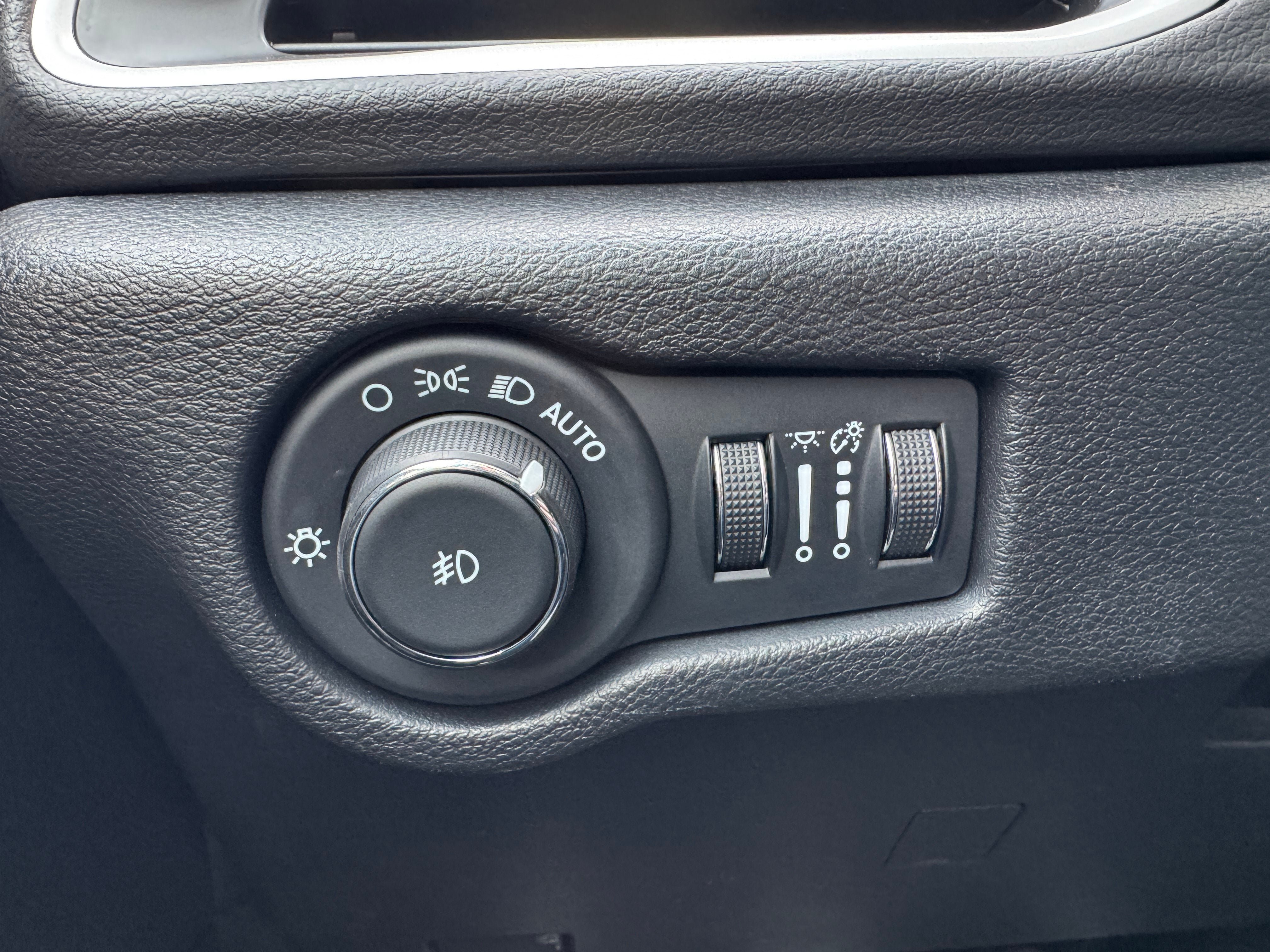 Used 2025 Chrysler Pacifica Select FWD image 19