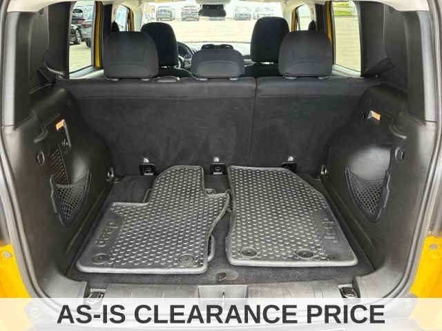 Used 2016 Jeep Renegade Latitude w/ Cold Weather Group FWD image 17