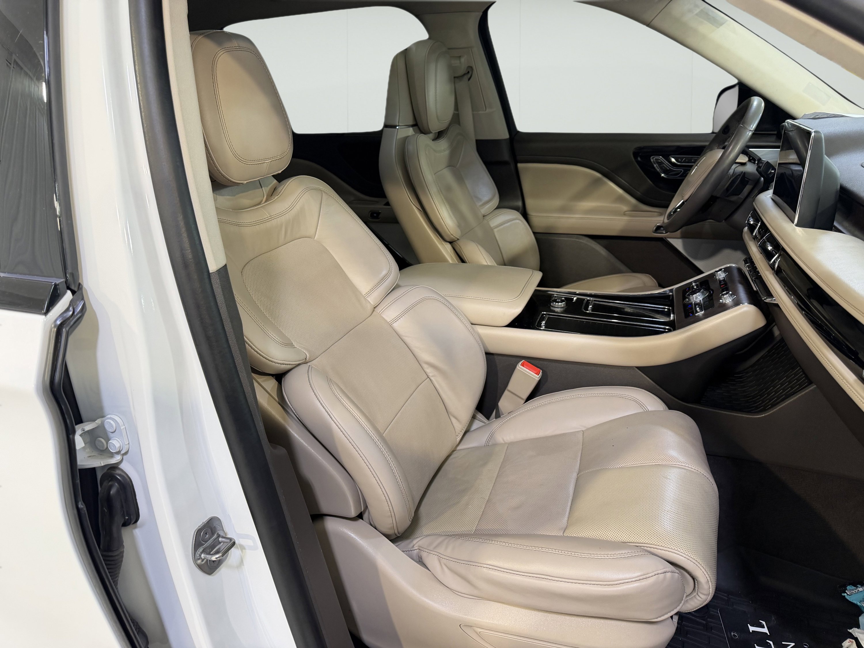 Used 2023 Lincoln Aviator Reserve w/ Equipment Group 201A AWD/4WD image 13