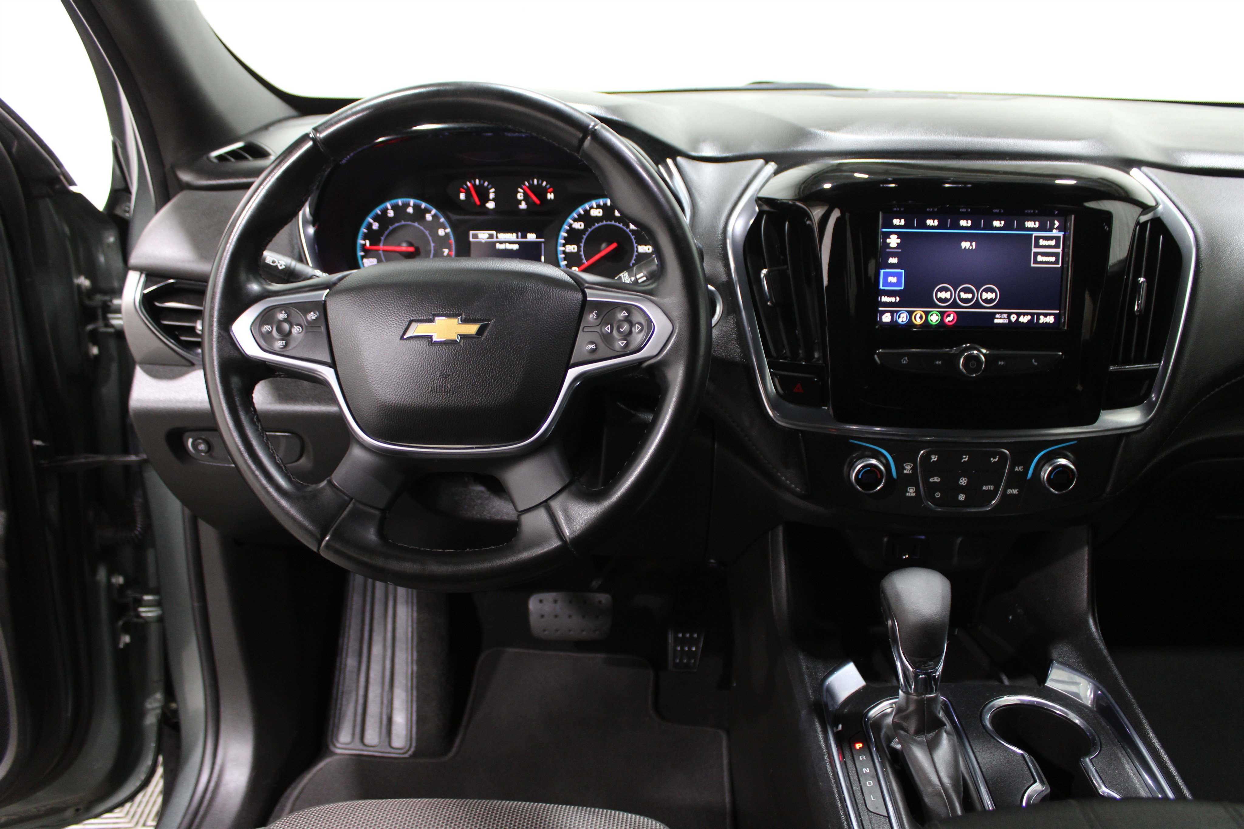 Used 2023 Chevrolet Traverse LT image 2