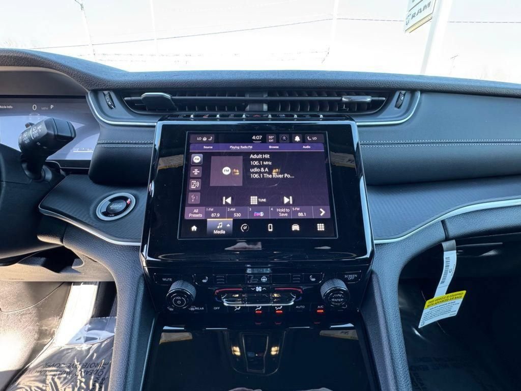 New 2025 Jeep Grand Cherokee Altitude AWD/4WD image 28
