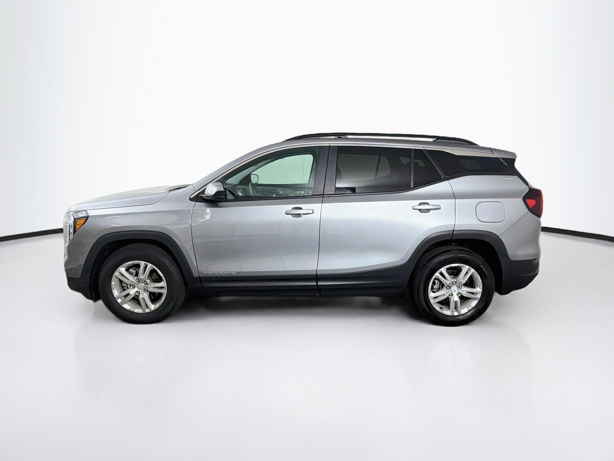 Used 2024 GMC Terrain SLE w/ Driver Convenience Package FWD image 4