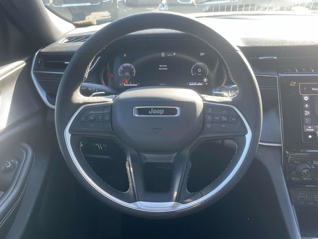 Certified 2025 Jeep Grand Cherokee Altitude image 23