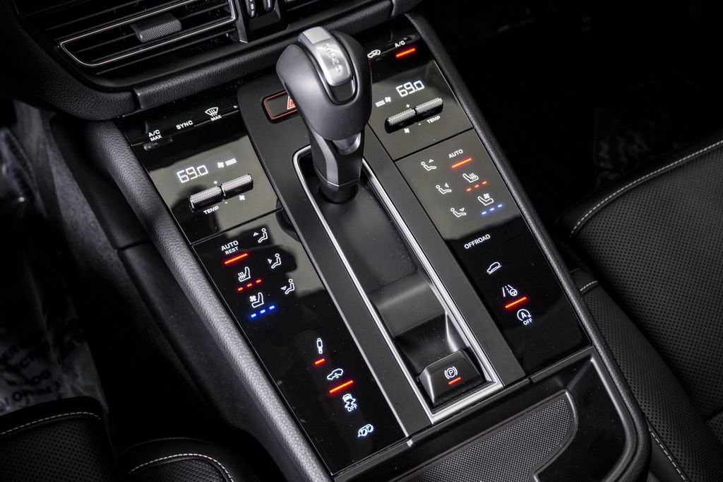 Certified 2025 Porsche Macan GTS image 24