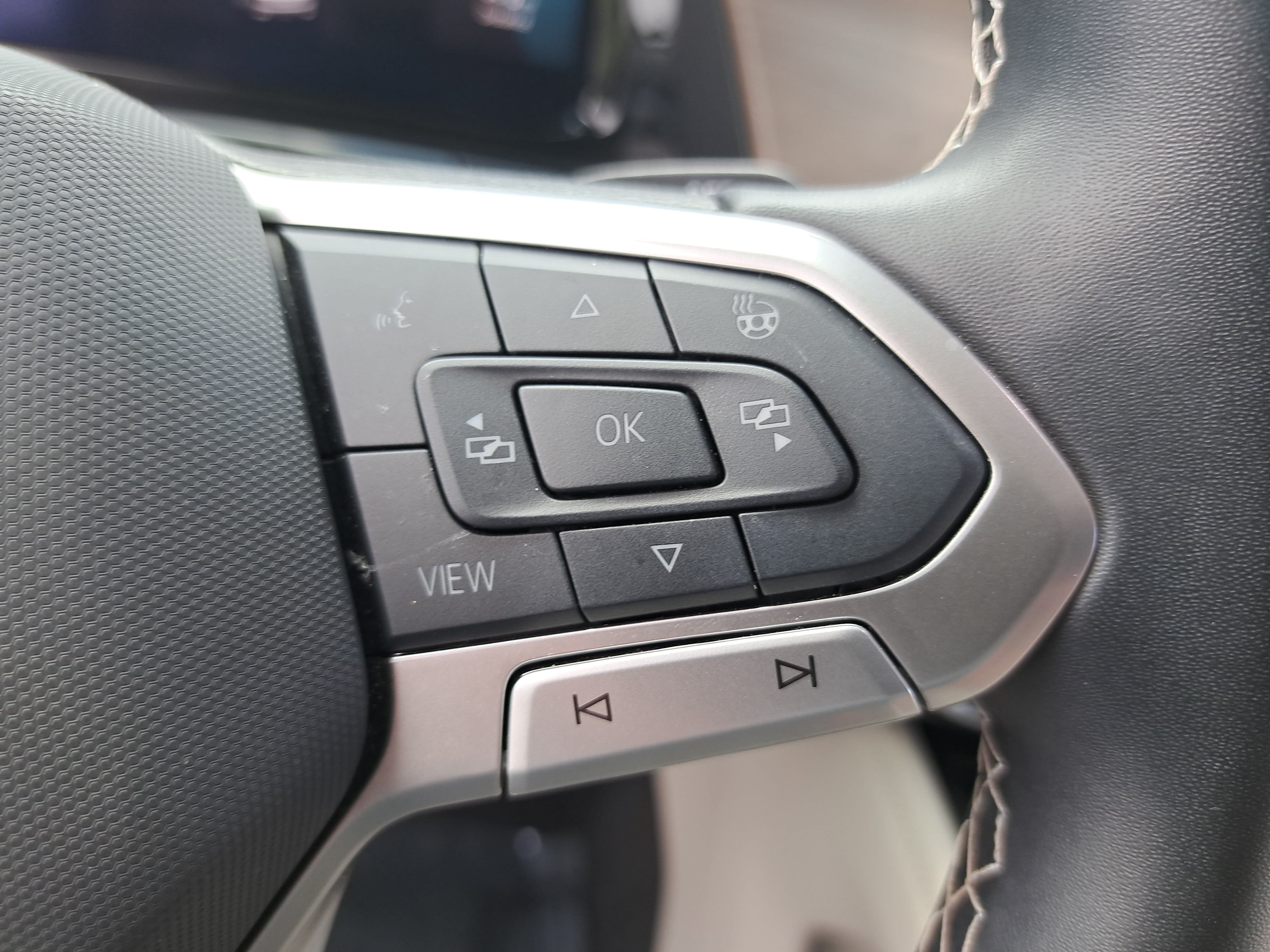 Certified 2025 Volkswagen Atlas SE FWD image 18