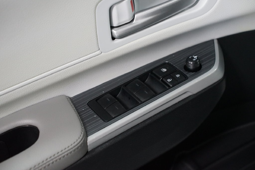 Certified 2025 Toyota Sienna XLE FWD image 32