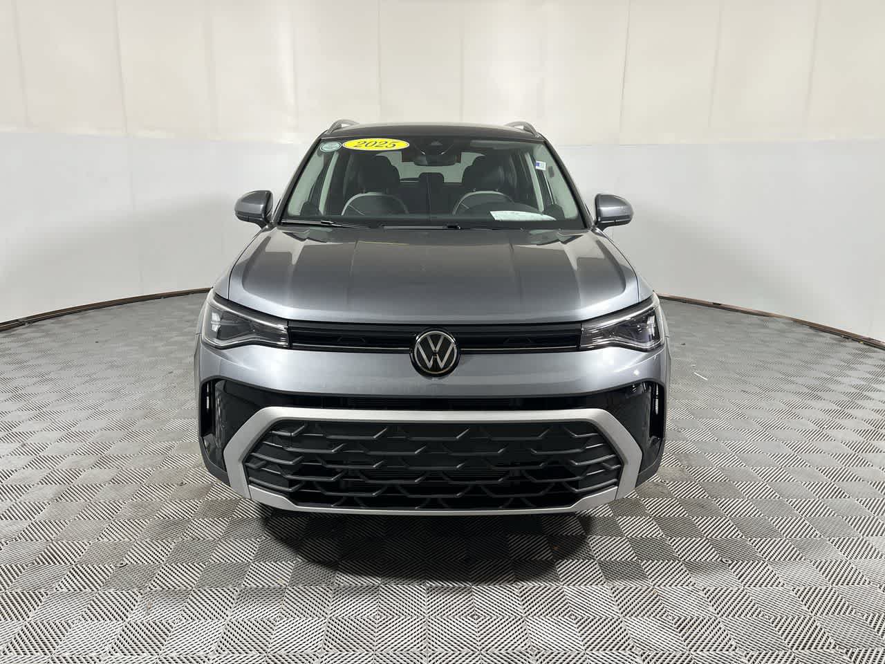 Used 2025 Volkswagen Taos SE FWD image 3