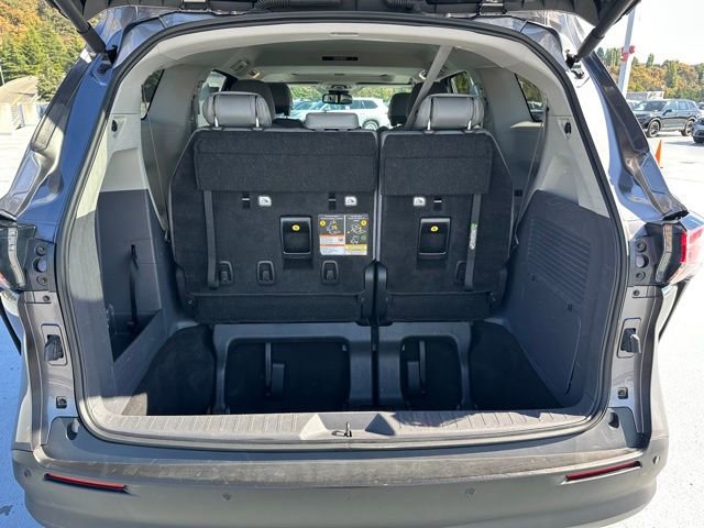 Used 2023 Toyota Sienna XLE image 9