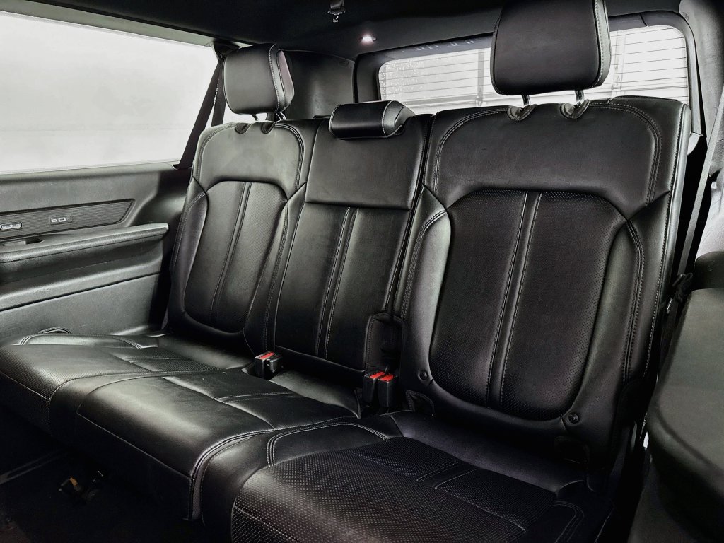 Used 2024 Jeep Wagoneer L Series II RWD image 11