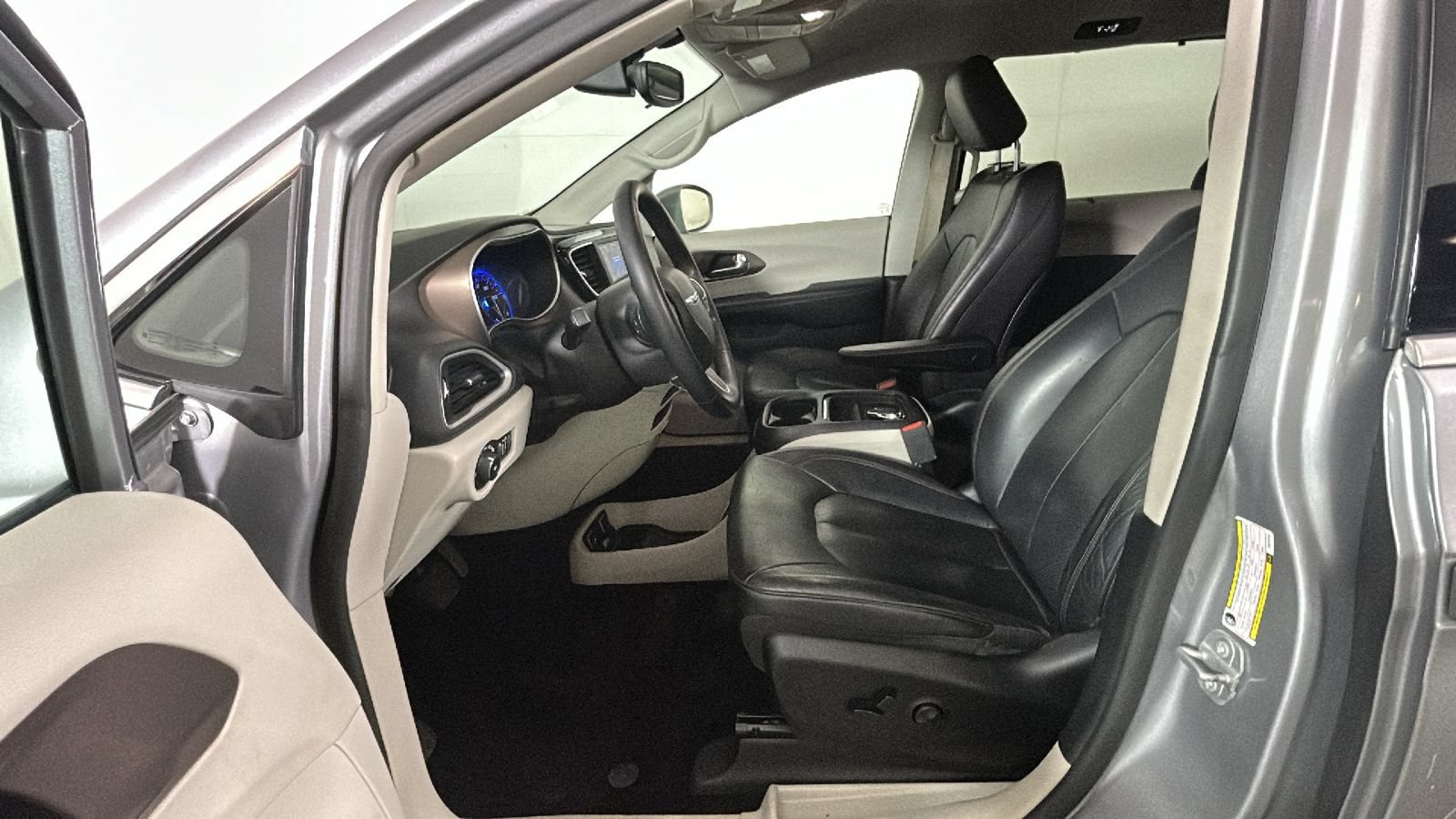 Used 2018 Chrysler Pacifica Touring-L FWD image 13