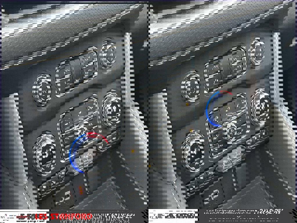 Used 2024 GMC Yukon XL SLT w/ SLT Premium Package AWD/4WD image 32