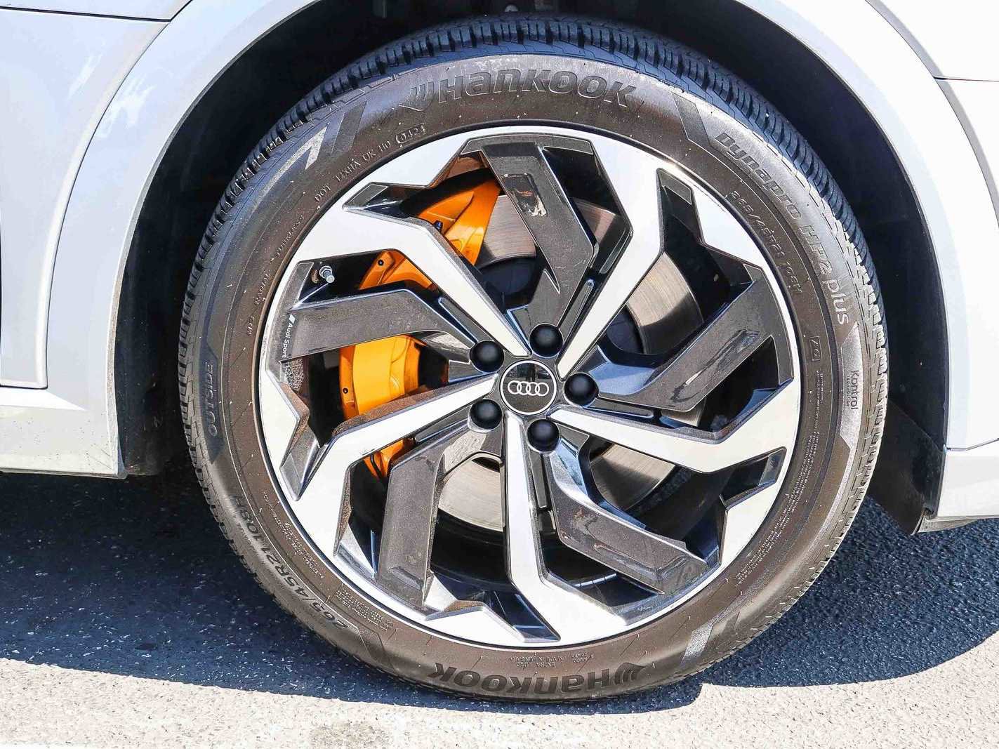 Certified 2023 Audi e-tron Premium Plus w/ Premium Plus Package AWD/4WD image 9