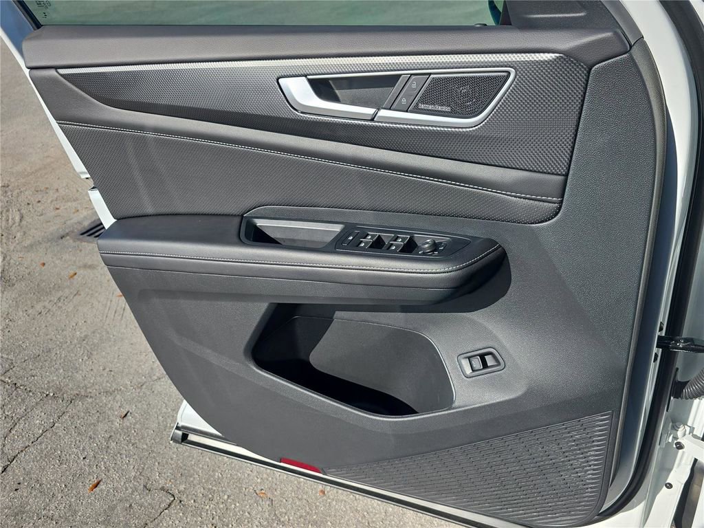 Used 2025 Volkswagen Atlas Cross Sport SEL Premium R-Line image 18