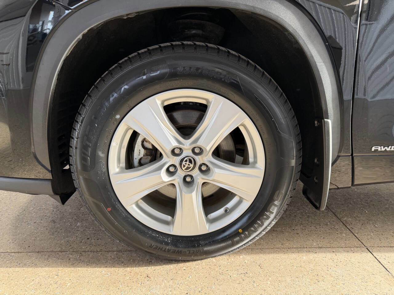 Used 2020 Toyota Highlander LE image 3