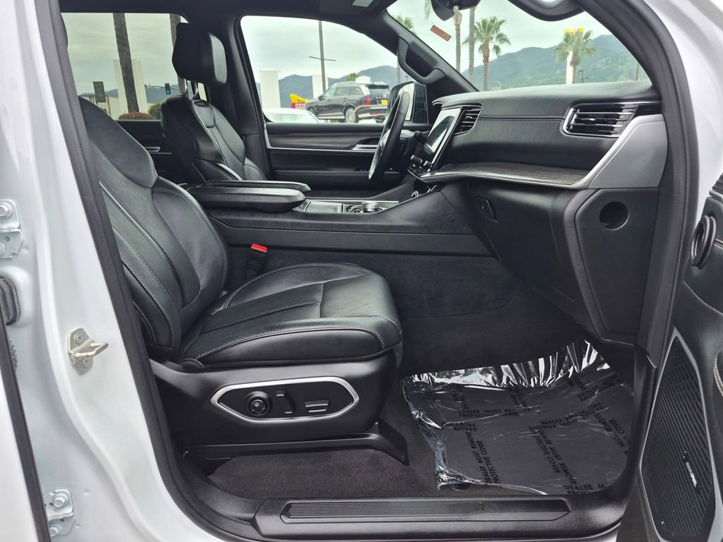 Used 2024 Jeep Wagoneer L Series II image 30