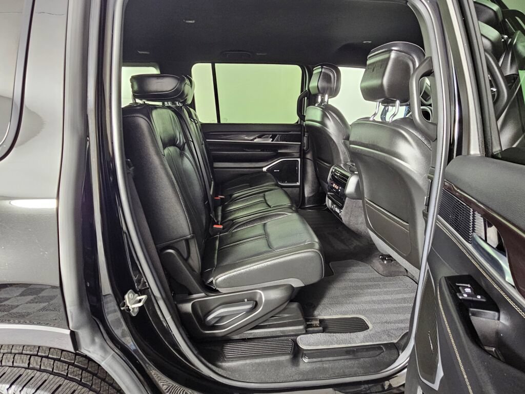 Used 2022 Jeep Wagoneer Series I AWD/4WD image 37