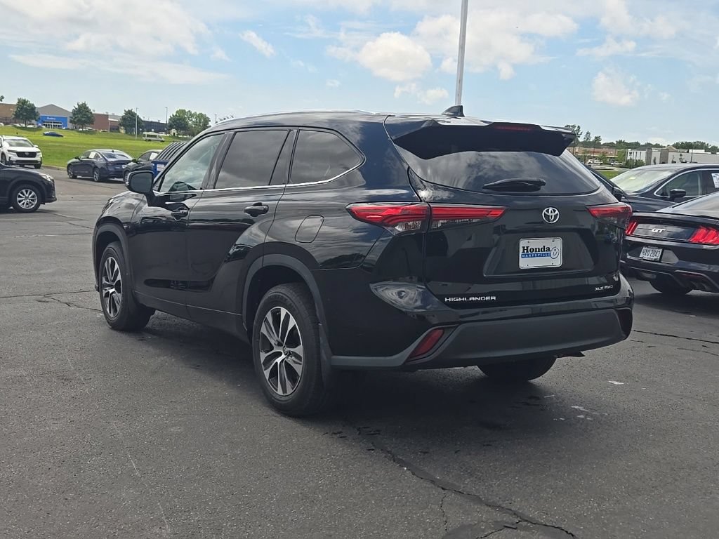 Used 2021 Toyota Highlander XLE AWD/4WD image 5