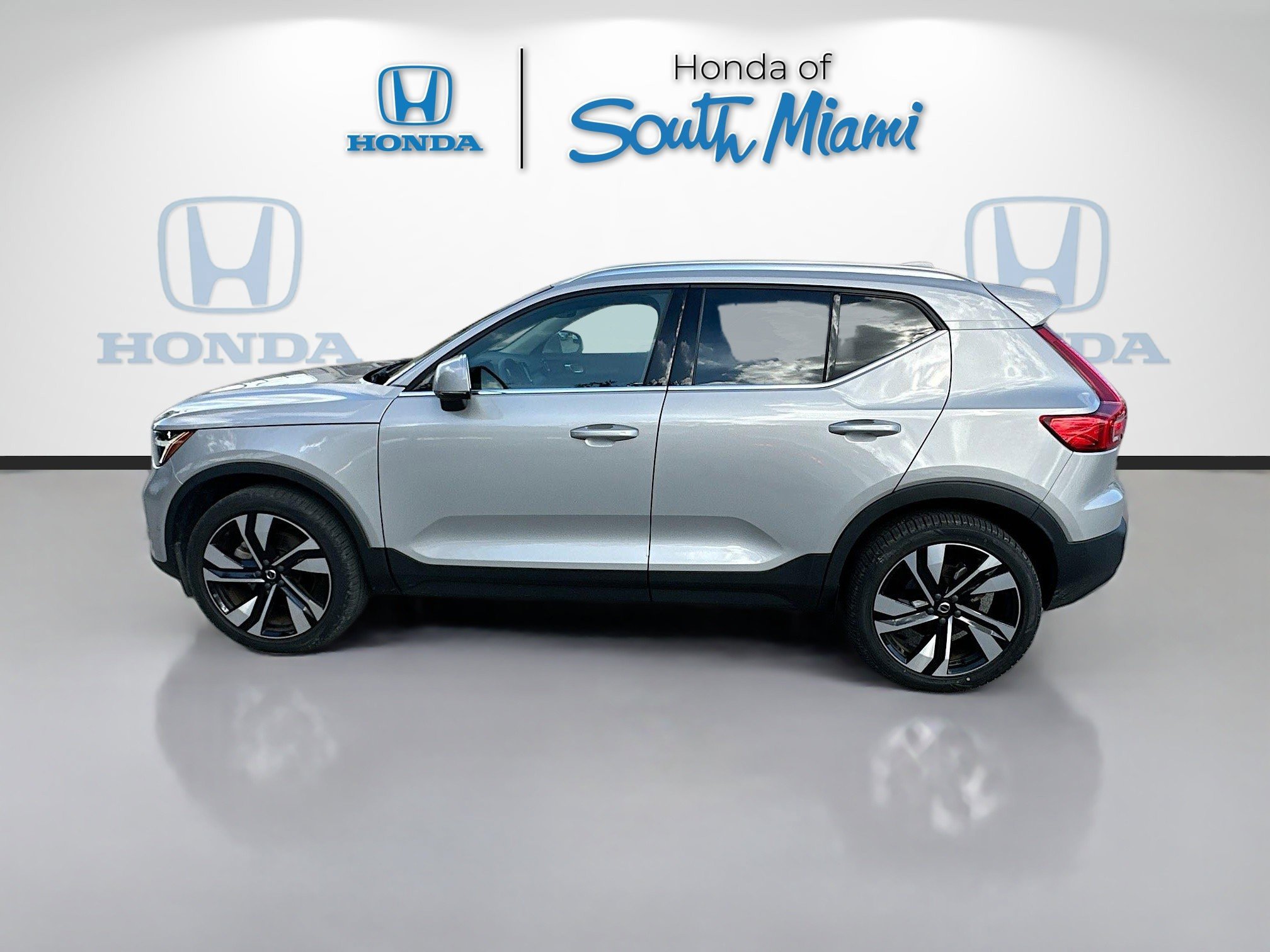 Used 2023 Volvo XC40 B5 Ultimate w/ Protection Package Premier image 4