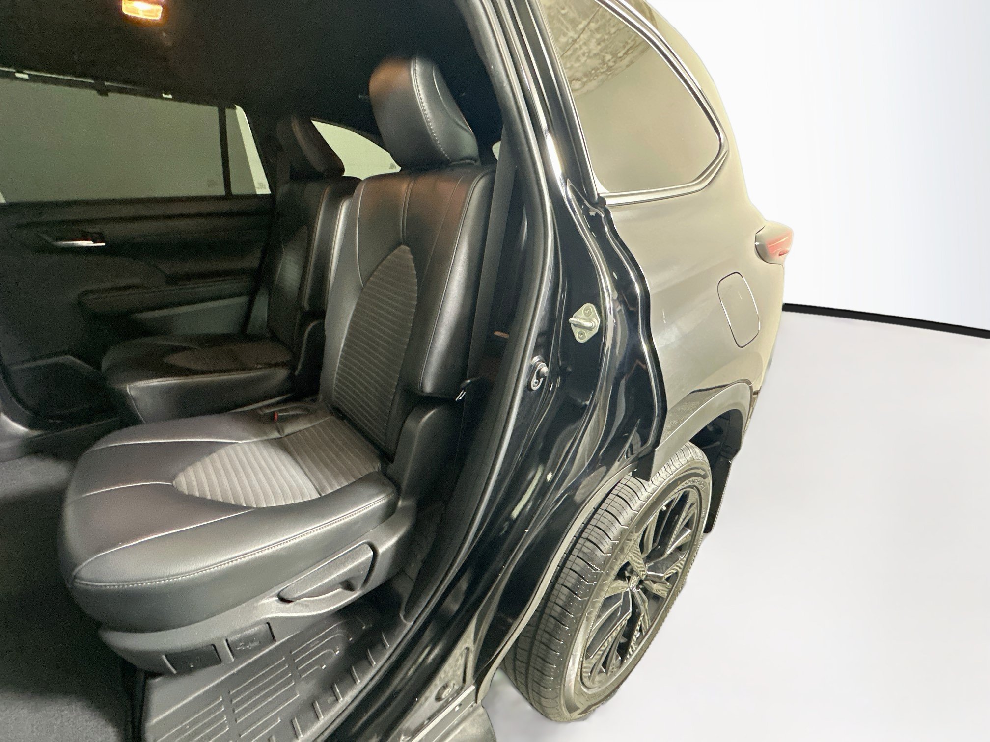 Used 2024 Toyota Highlander XSE FWD image 26