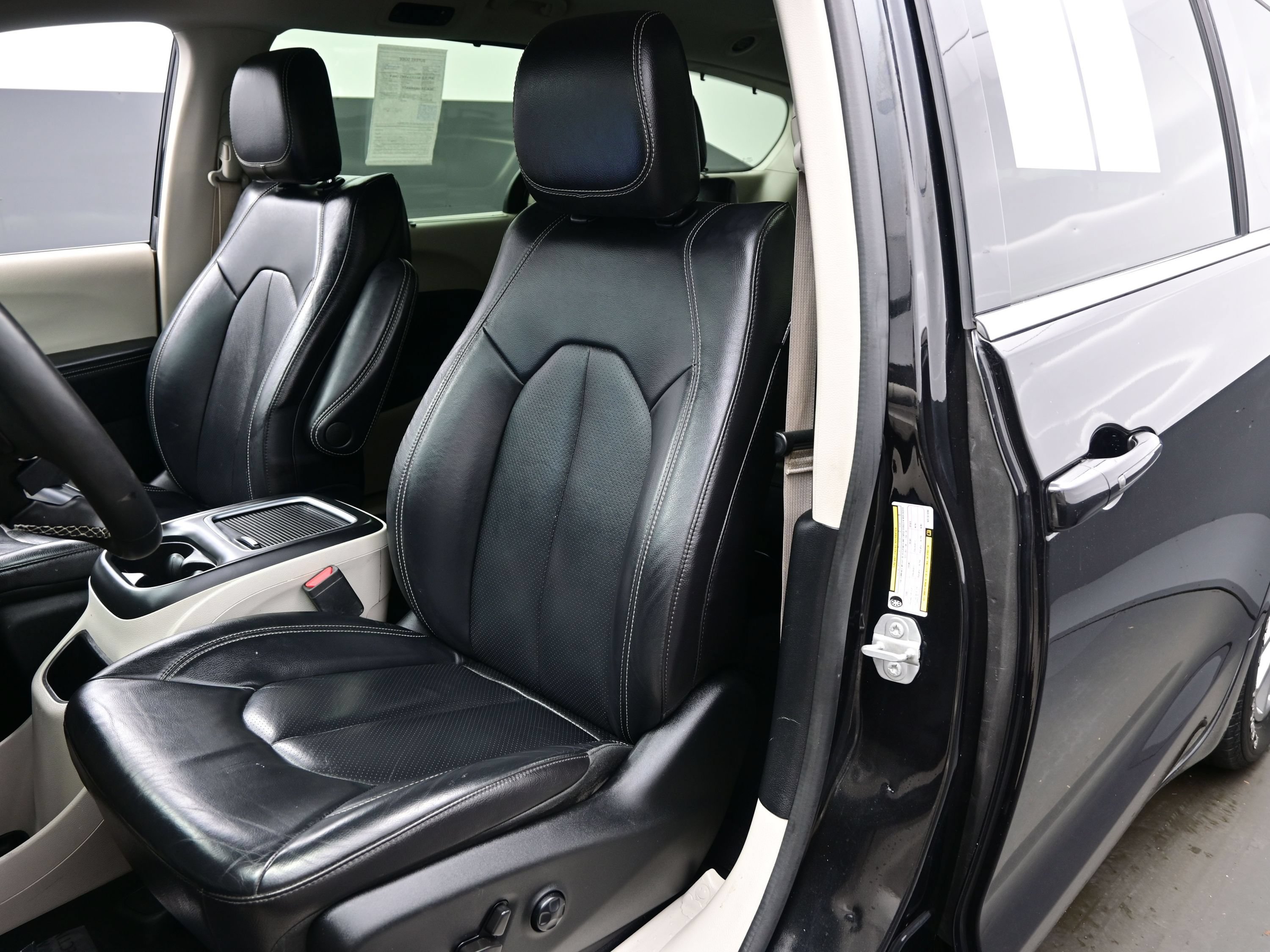 Used 2022 Chrysler Pacifica Touring-L FWD image 15