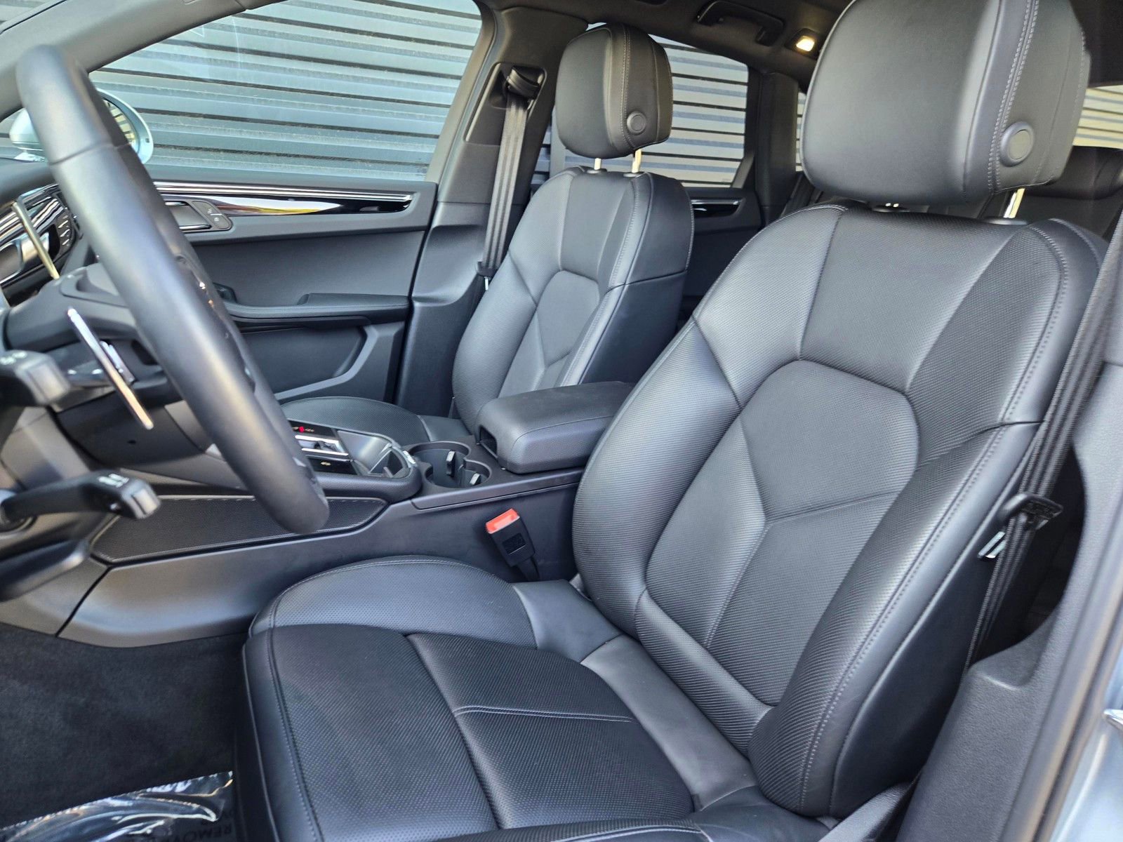 Certified 2025 Porsche Macan AWD/4WD image 5