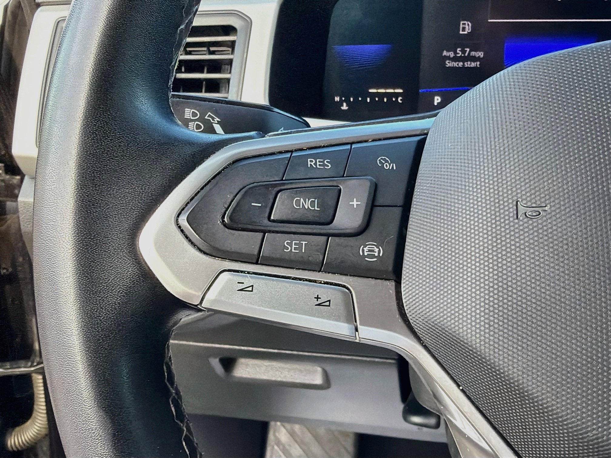 Used 2023 Volkswagen Atlas Cross Sport SE AWD/4WD image 36