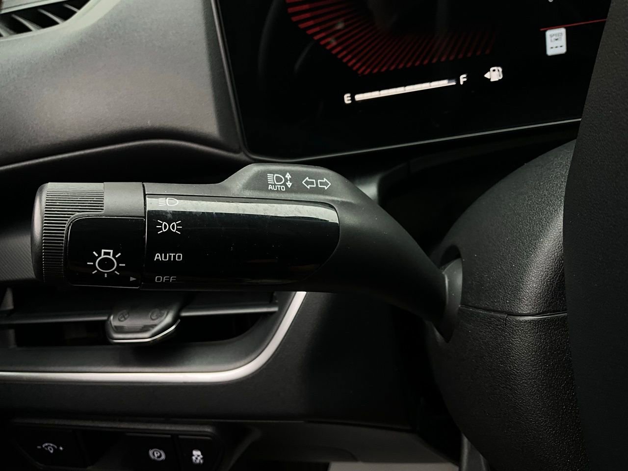 Used 2025 Kia K4 LXS image 36