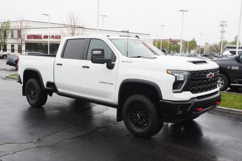 Used 2025 Chevrolet Silverado 2500 ZR2 w/ Technology Package AWD/4WD image 3
