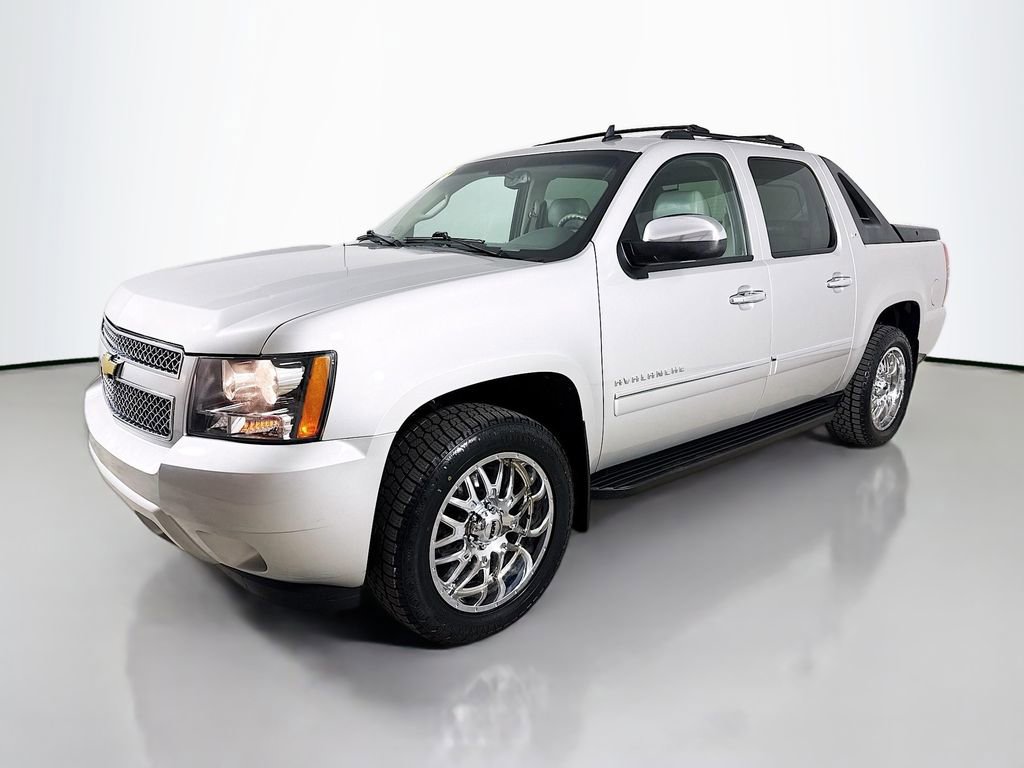 Used 2011 Chevrolet Avalanche LTZ image 3