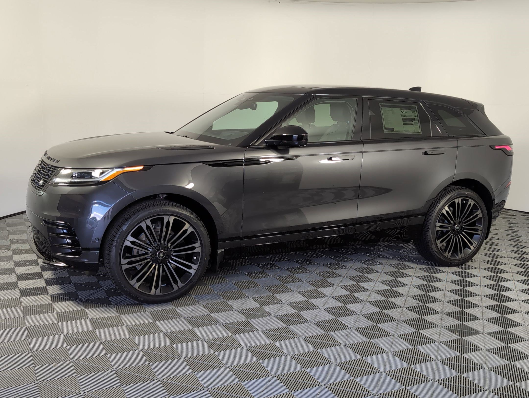 Used 2026 Land Rover Range Rover Velar Dynamic SE image 1