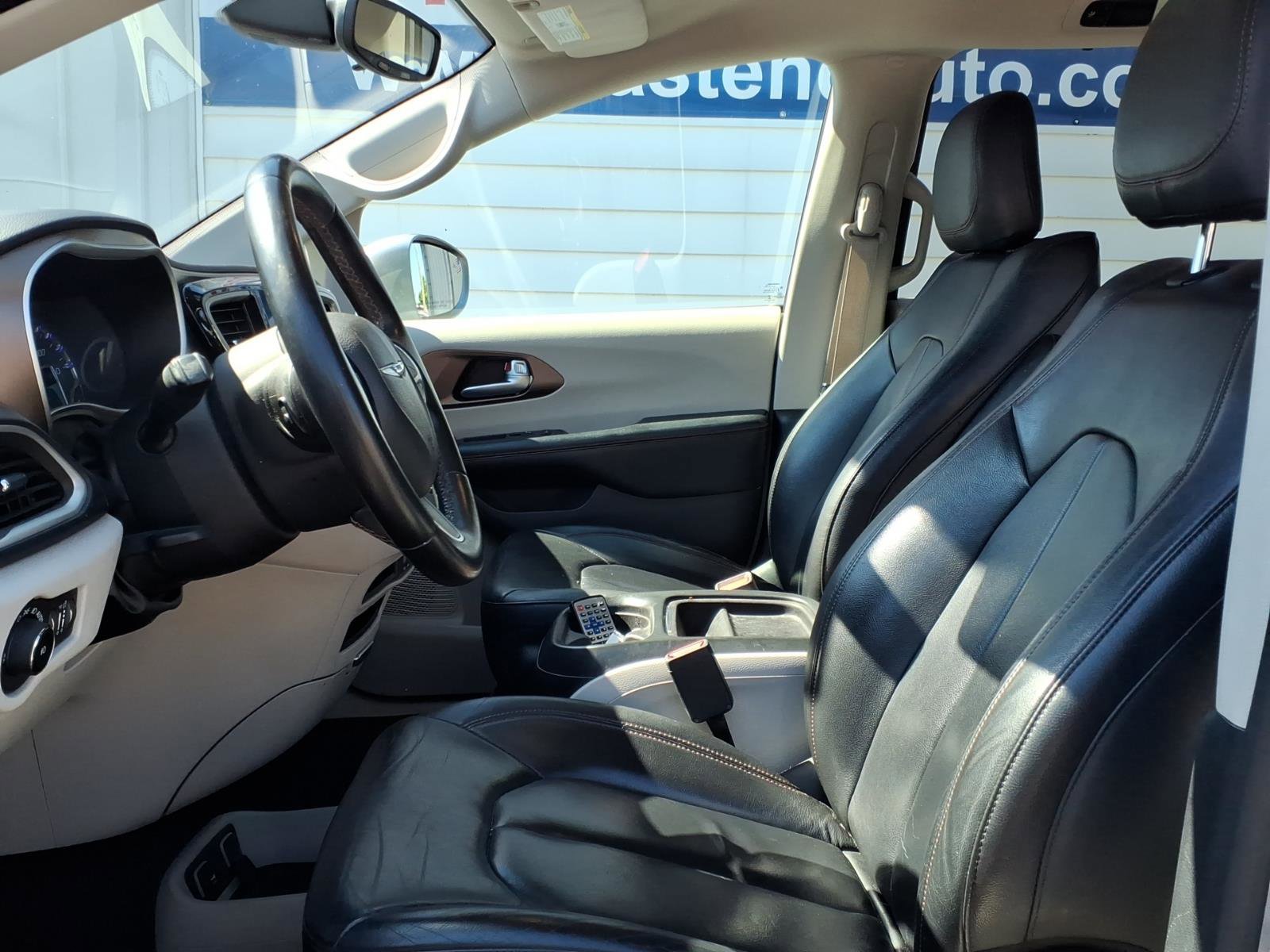 Used 2017 Chrysler Pacifica Touring-L FWD image 7