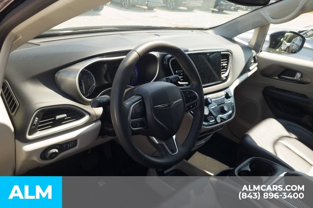 Used 2024 Chrysler Pacifica Touring-L FWD image 5