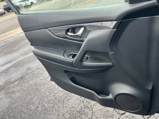 Used 2019 Nissan Rogue SV image 18