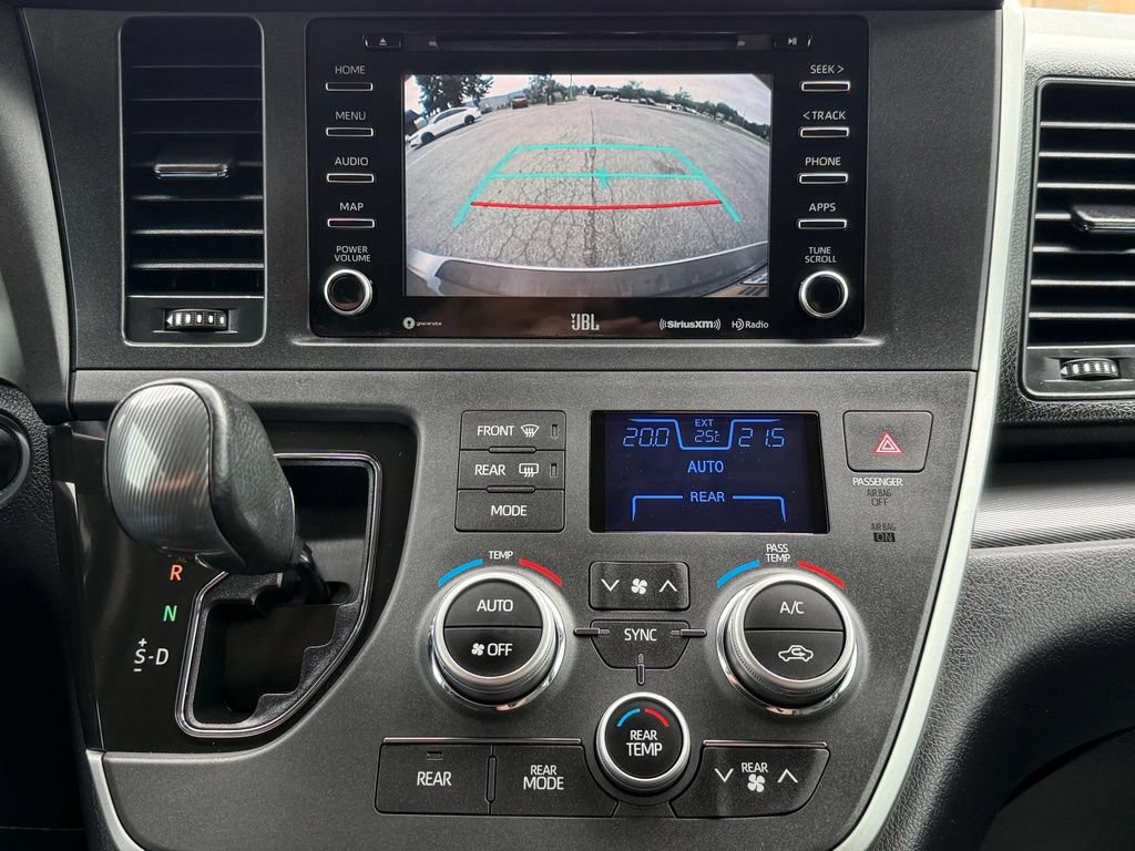 Used 2020 Toyota Sienna SE Premium w/ Nightshade Edition FWD image 40
