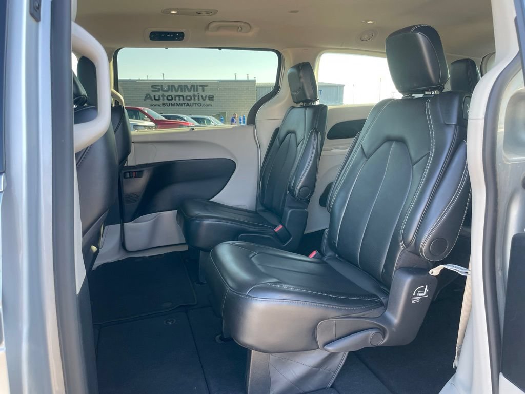 Used 2024 Chrysler Pacifica Touring-L FWD image 8