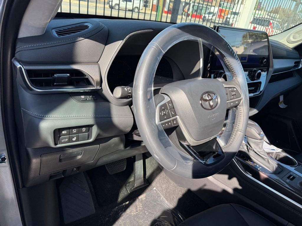 New 2025 Toyota Highlander Limited image 35