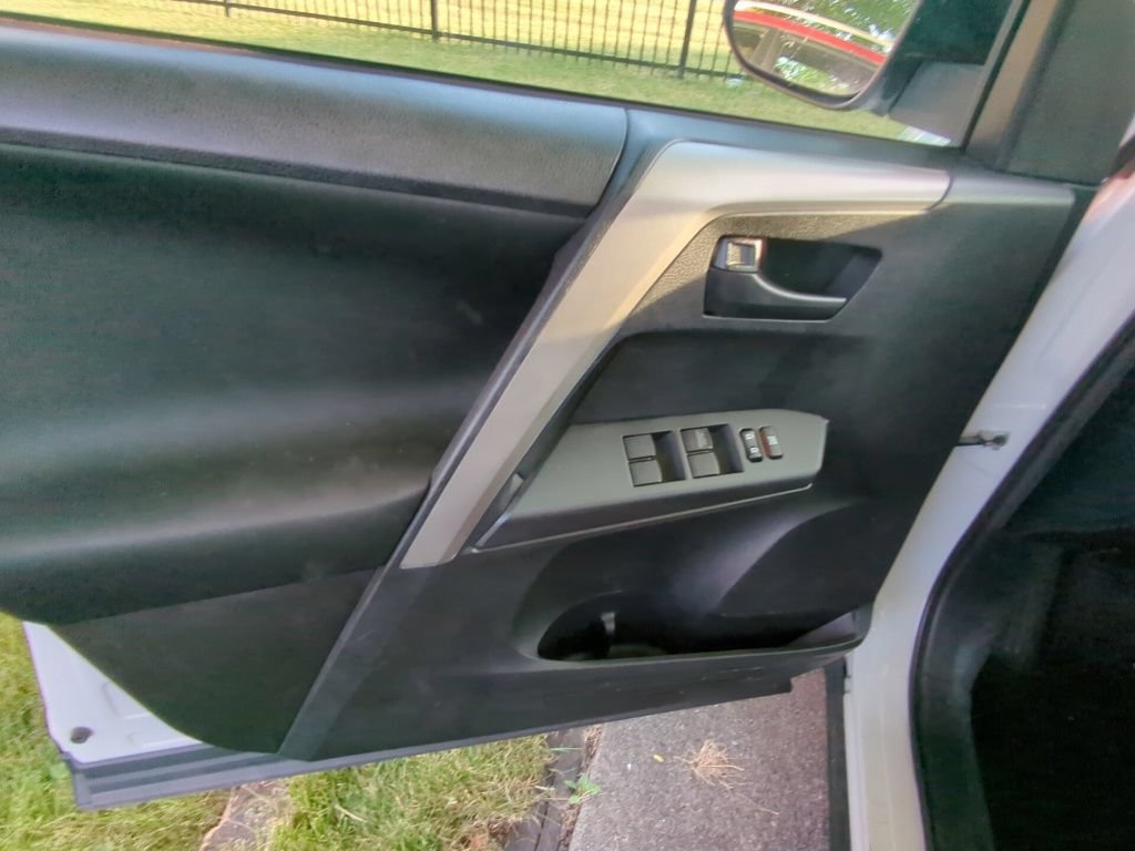 Used 2016 Toyota RAV4 LE AWD/4WD image 8