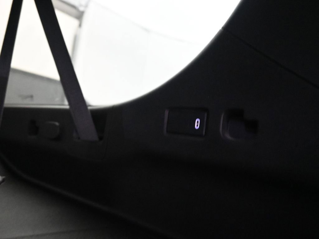 Used 2021 Chevrolet Suburban Z71 w/ Z71 Signature Package image 19