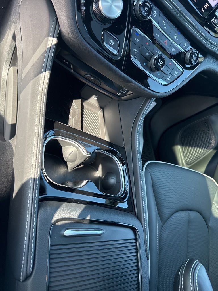 New 2026 Chrysler Pacifica Limited w/ Uconnect Theater Family Group image 21