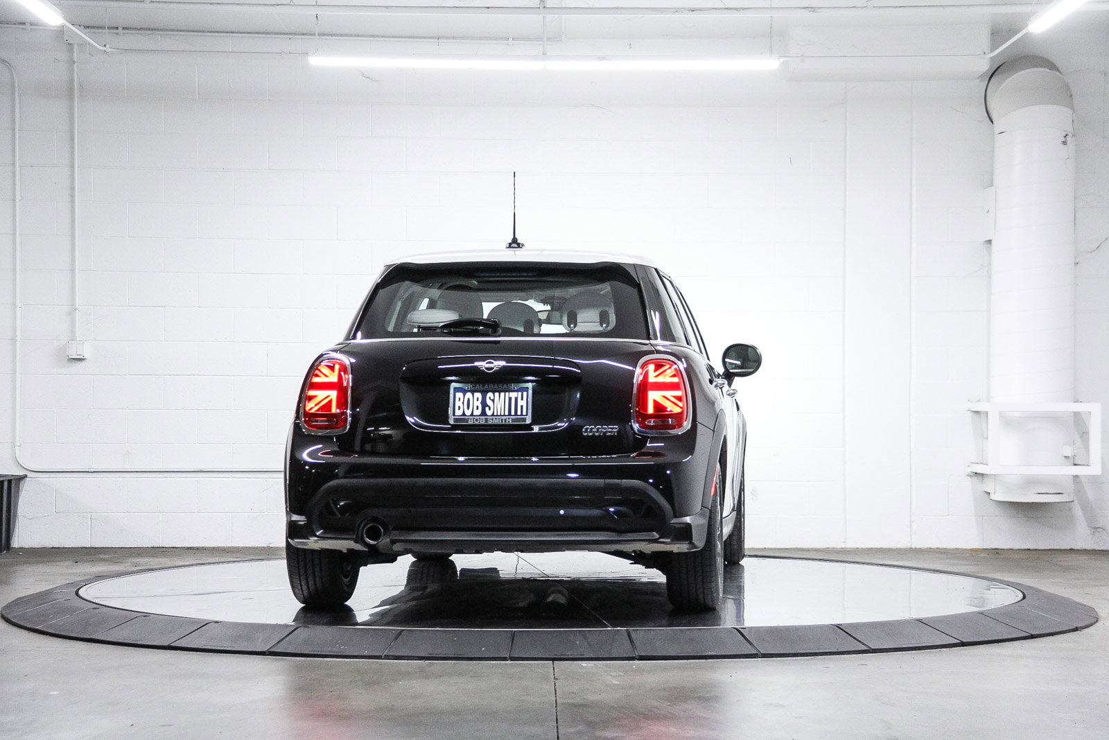 Certified 2023 MINI Cooper 4-Door Hardtop w/ Signature Upholstery Package FWD image 5