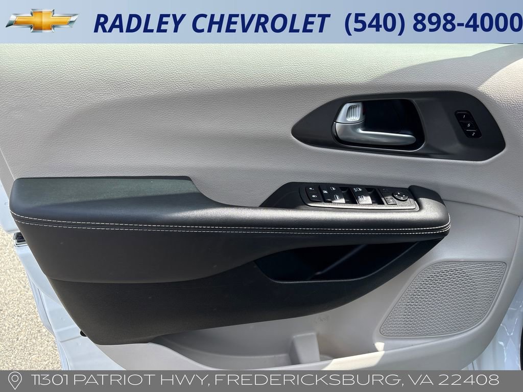 Used 2024 Chrysler Pacifica Touring-L FWD image 10