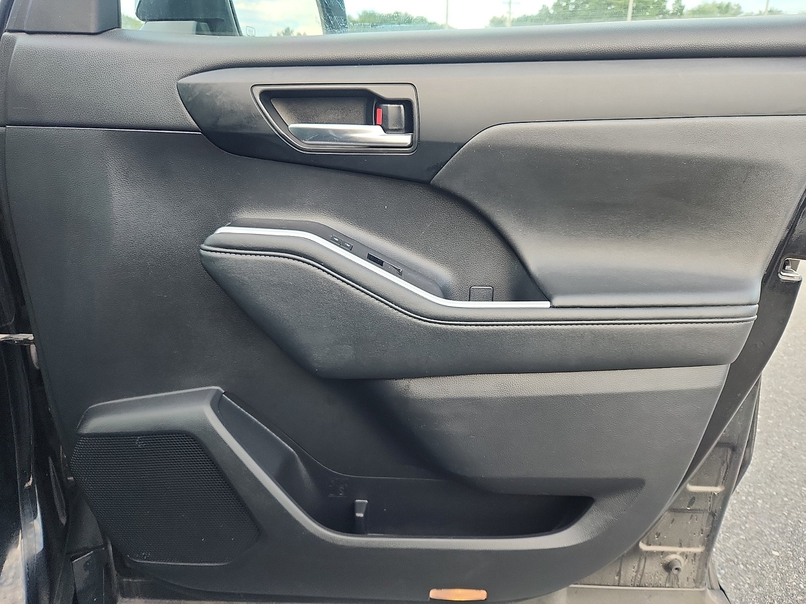 Used 2021 Toyota Highlander XLE AWD/4WD image 37
