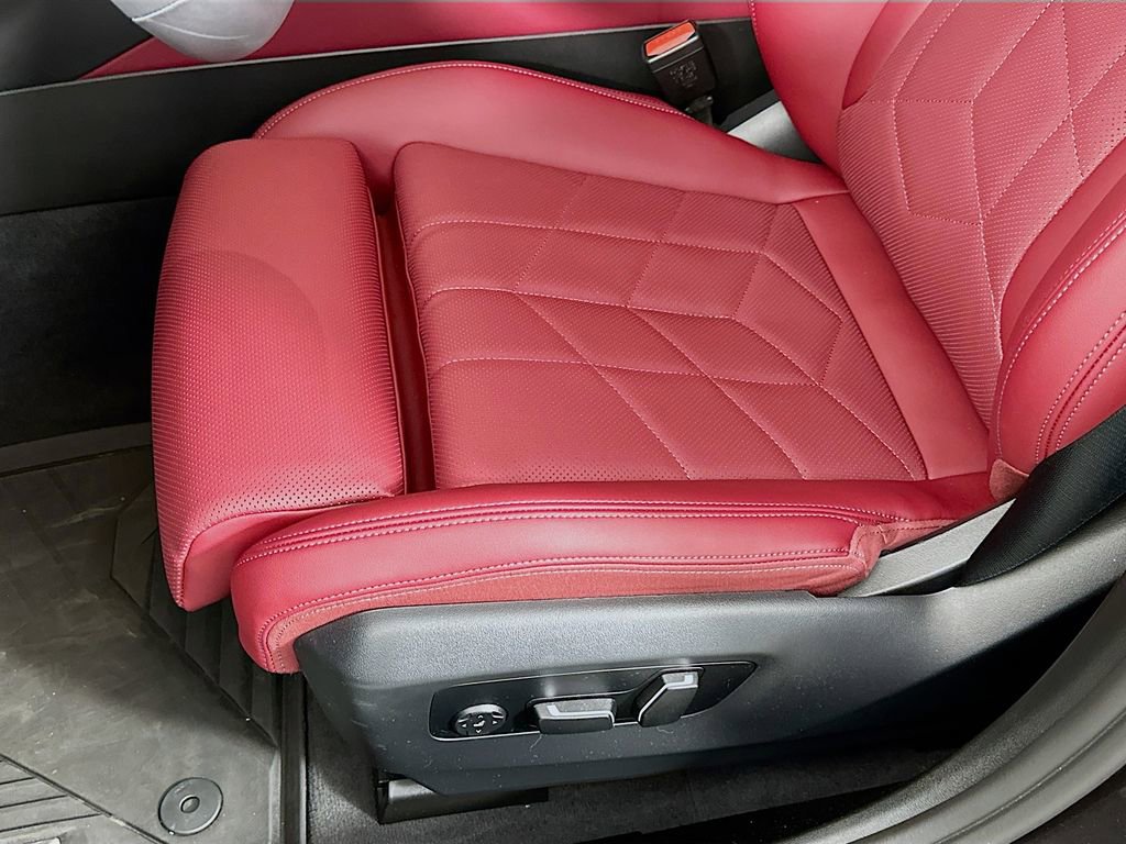 Used 2026 BMW 550e xDrive w/ Premium Package image 25