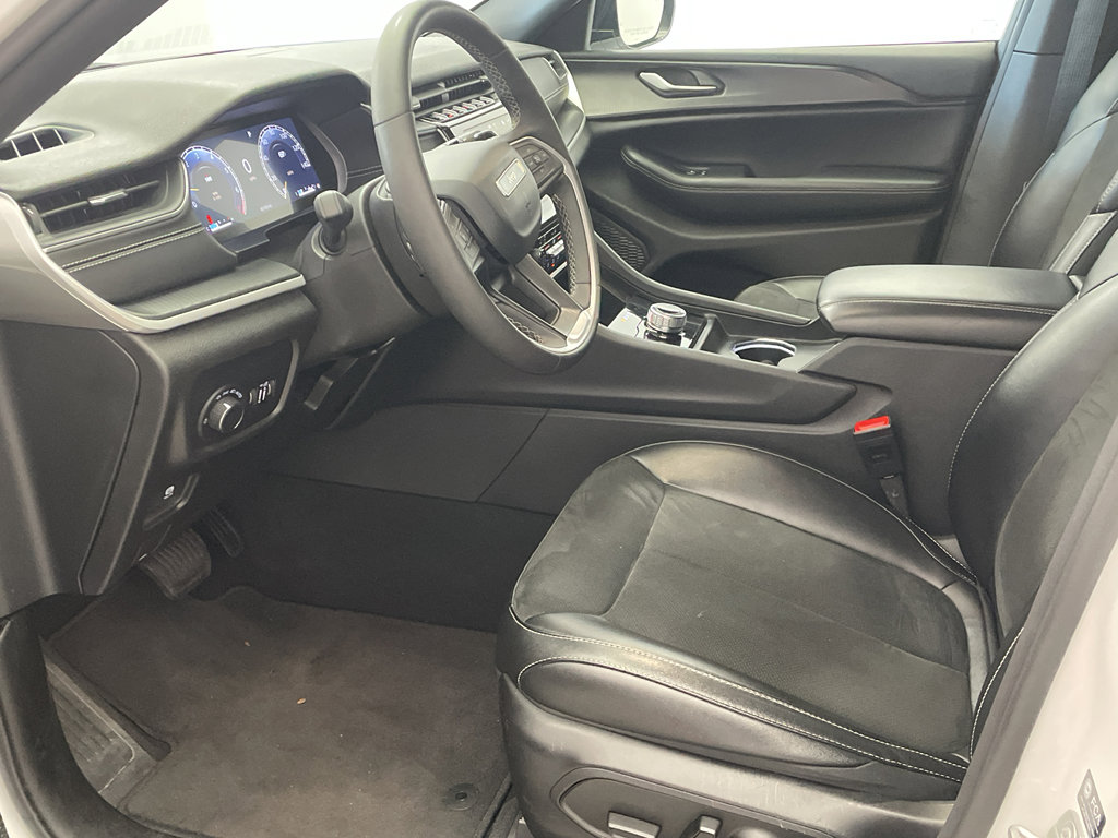 Used 2024 Jeep Grand Cherokee Altitude image 7