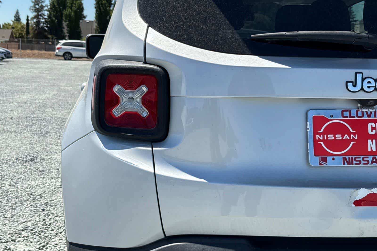 Used 2017 Jeep Renegade Latitude FWD image 13