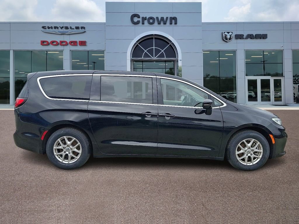 Used 2024 Chrysler Pacifica Touring-L FWD image 7